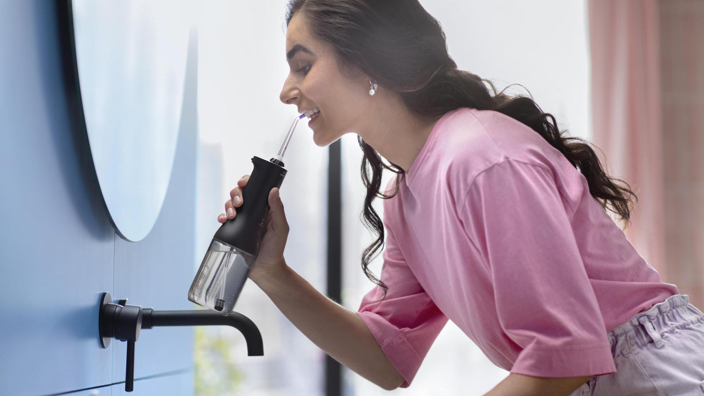 Irigator bucal tip dus bucal Philips Sonicare HX3826/33 cu tehnologie QuadStream, portabil, 2 moduri de curatare, 3 niveluri de intensitate , include 2 x capete de curatare si 1 x husa trasport, negru