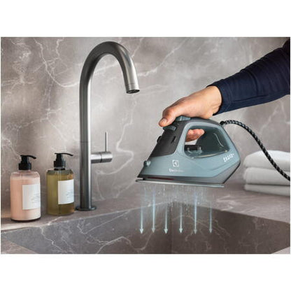 Fier de calcat Electrolux Easyline E5SI2-6OG, 2400 W, jet abur 110 g, abur variabil 0-26 g/min, rervor apa 250ml, talpa ceramica, functie de autocuratare, led indicator caldura reziduala, verde oceanic/gri