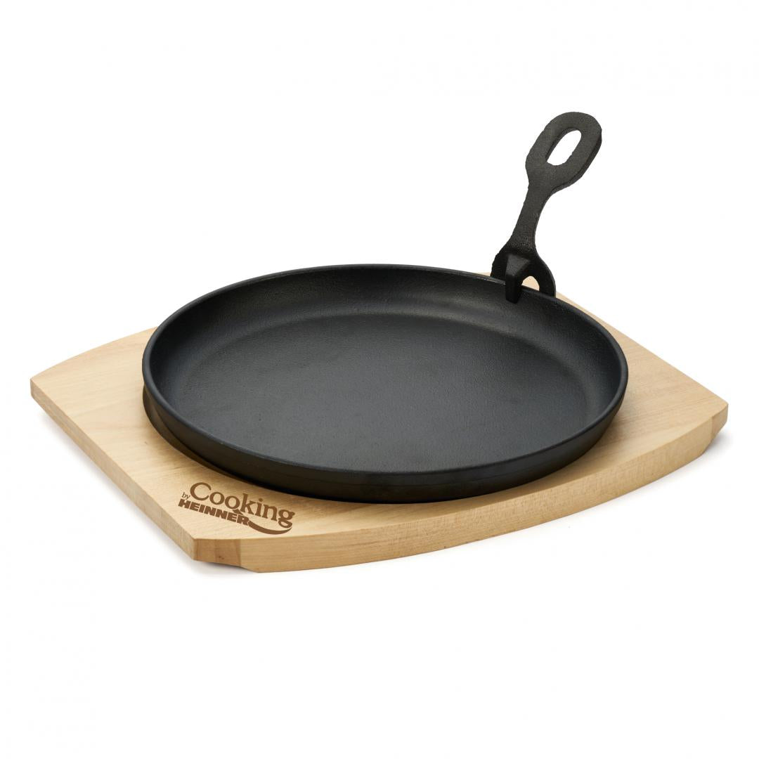 Platou Servire Rotund , 22 Cm , Fonta Pura, Cu Maner Detasabil Si Baza Din Lemn, Cooking By Heinner