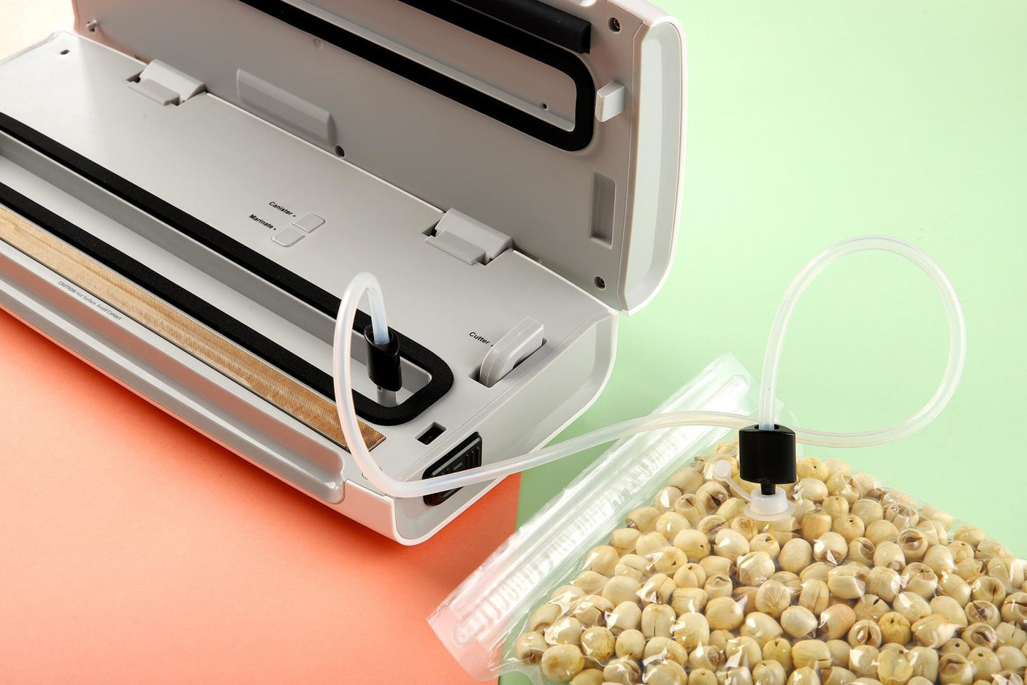 Aparat de vidat si sigilat Heinner HAV-140WH, vidare uscata/ umeda, functie marinare, sistem racire banda sigilare, furtun pentru caserole, mini-cutter incorporat, comptaibil cu pungi latime 30 cm, capacitate vidare: 7-8 l/ min, 0.6 bar, 140W, alb