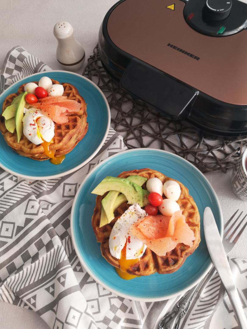 Aparat de facut gofre/vafe Heinner Copper Crown HWF-1000CR, 1000W, buton reglare temperatura, placi cu invelis antiaderent, plite gofre: 13.97 cm, negru/aramiu