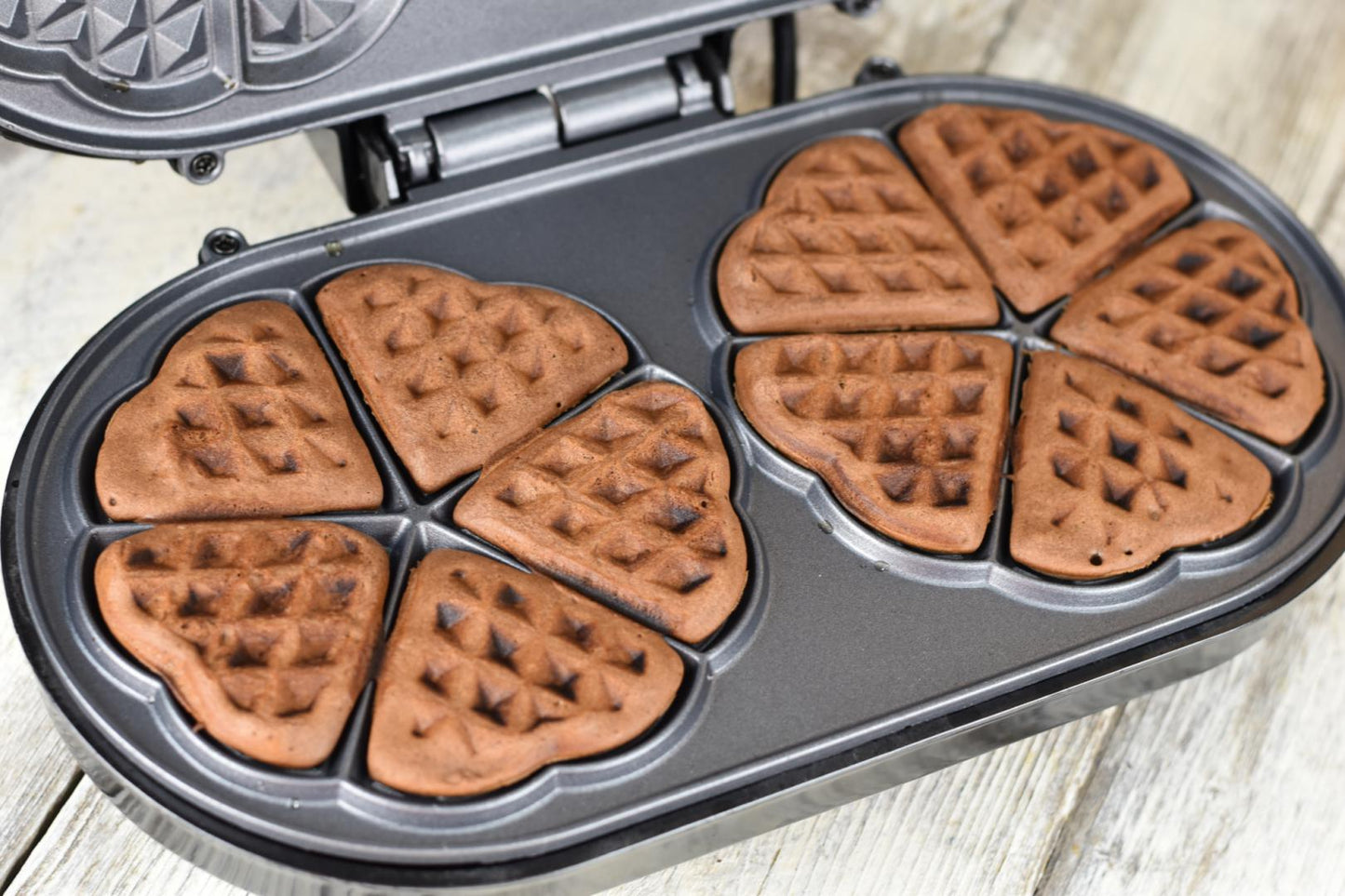 Aparat de facut gofre/vafe Heinner Copper Crown HWF-1000CR, 1000W, buton reglare temperatura, placi cu invelis antiaderent, plite gofre: 13.97 cm, negru/aramiu