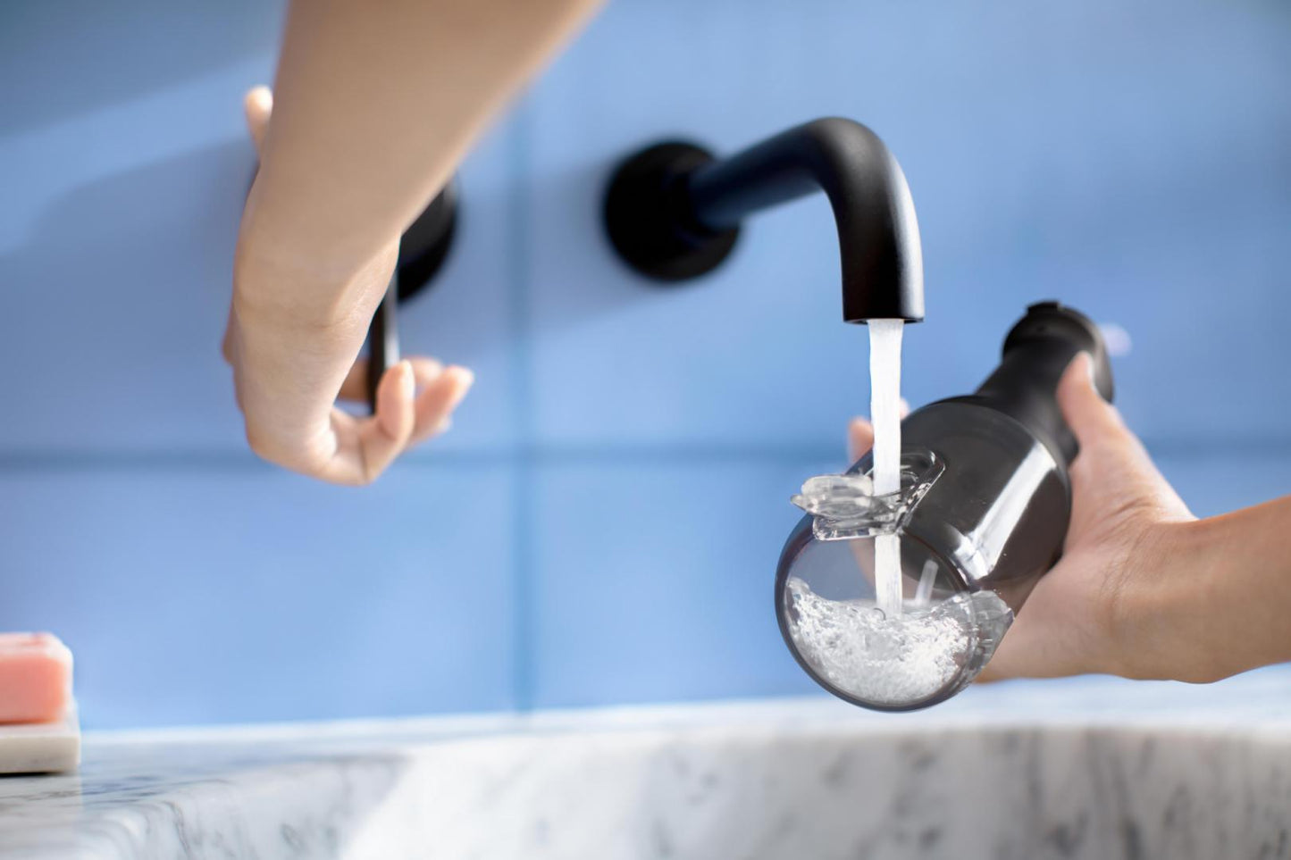 Irigator bucal tip dus bucal Philips Sonicare HX3826/33 cu tehnologie QuadStream, portabil, 2 moduri de curatare, 3 niveluri de intensitate , include 2 x capete de curatare si 1 x husa trasport, negru