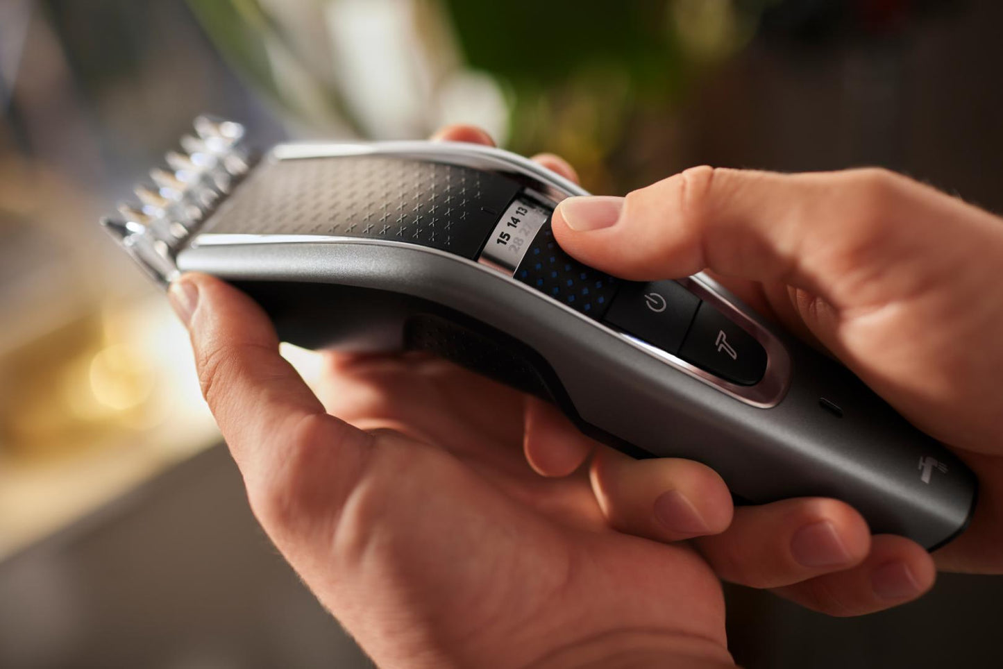 Masina de tuns PHILIPS Seria 5000 HC5630/15, 28 setari de lungime (0.5-28 mm), 90 min autonomie fara fir/nelimitat cu fir, lame din otel inoxidabil cu autoascutire, 100% rezistent la apa, tehnologie Trim-and-Flow, Argintiu