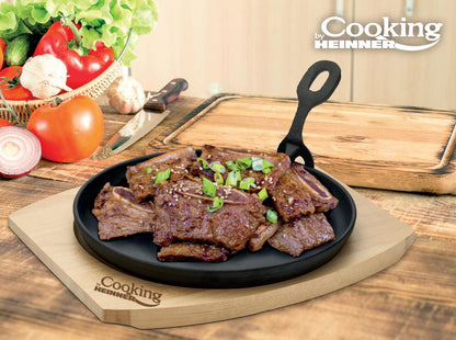 Platou Servire Rotund , 22 Cm , Fonta Pura, Cu Maner Detasabil Si Baza Din Lemn, Cooking By Heinner