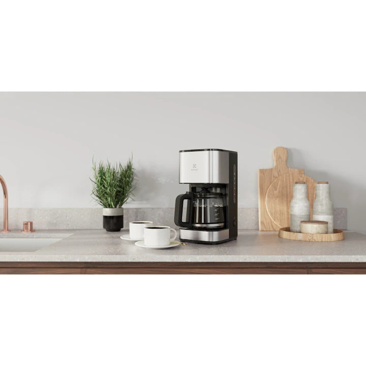 Cafetiera Electrolux Create 3 E3CM1-3ST, 1080 W, 1,25l, cana din sticlă borosilicată, filtru mărimea 4, inox / plastic negru